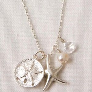 Stella and Dot sand dollar necklace